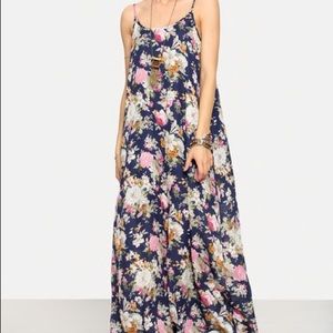 Never worn NWOT Shein Floral Maxi Dress, small